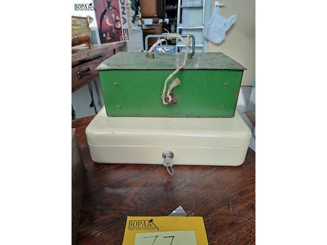 Lot 77 - oude metalen geldkisten - afbeelding 3 van  3