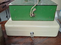 Lot 77 - oude metalen geldkisten - afbeelding 3 van  3