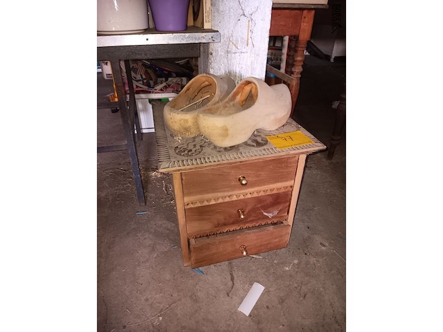 Lot 77 - retro kastje met klompen - afbeelding 1 van  2