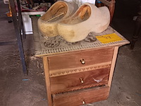 Lot 77 - retro kastje met klompen - afbeelding 1 van  2