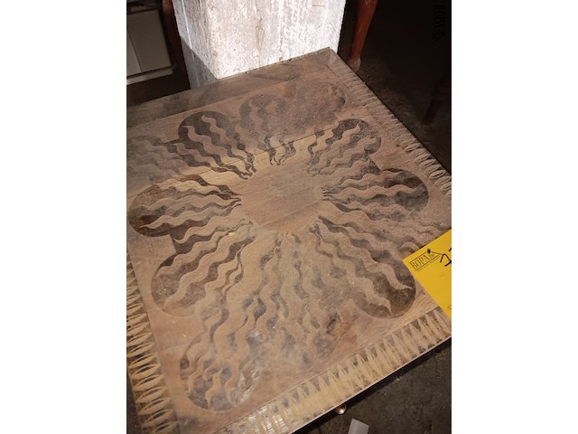 Lot 77 - retro kastje met klompen - afbeelding 2 van  2