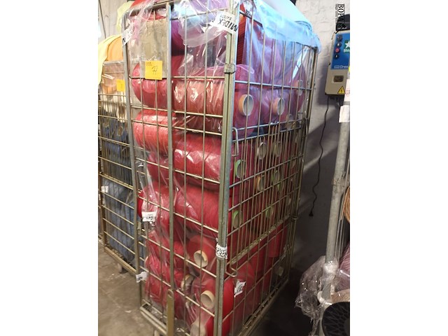 Lot 77 - rolcontainer met bobijnen garen - afbeelding 1 van  3