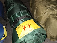 Lot 77 - slaapzak en matras - afbeelding 2 van  3