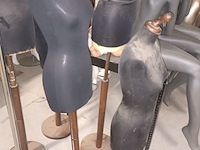 Lot 77 - stoffen buste op voet. 3 stuks - afbeelding 3 van  4