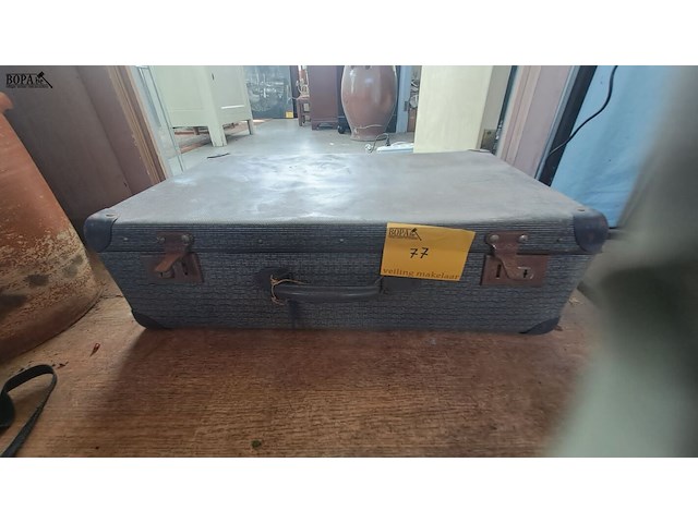 Lot 77 - vintage reiskoffer blauwgrijze kleur incl sleutels - afbeelding 1 van  3