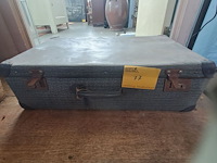 Lot 77 - vintage reiskoffer blauwgrijze kleur incl sleutels - afbeelding 1 van  3