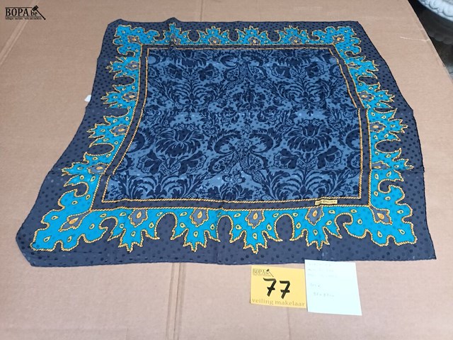Lot 77 - zijden sjaal givenchy - afbeelding 1 van  3