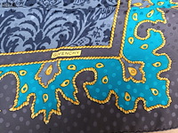 Lot 77 - zijden sjaal givenchy - afbeelding 2 van  3