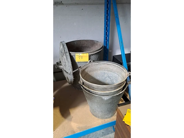 Lot 77 - zinken emmers 3 stuks en zinken afvalbak met deksel - afbeelding 1 van  2