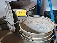 Lot 77 - zinken emmers 3 stuks en zinken afvalbak met deksel