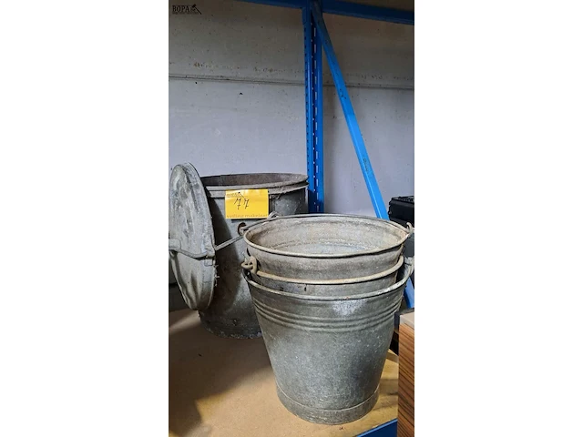 Lot 77 - zinken emmers 3 stuks en zinken afvalbak met deksel - afbeelding 2 van  2