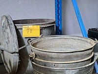 Lot 77 - zinken emmers 3 stuks en zinken afvalbak met deksel - afbeelding 2 van  2