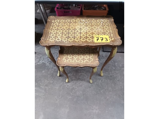 Lot 773 - nesttafeltjes in italiaanse stijl - afbeelding 1 van  3