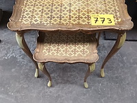 Lot 773 - nesttafeltjes in italiaanse stijl - afbeelding 1 van  3