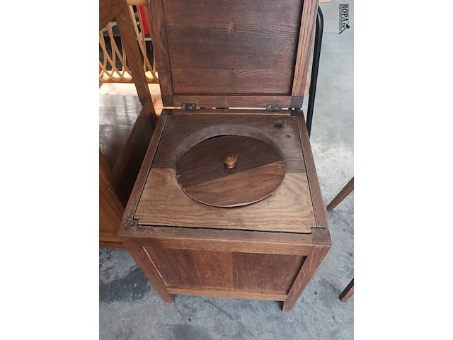 Lot 78 - antiek houten kamertoilet - afbeelding 1 van  3