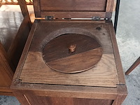 Lot 78 - antiek houten kamertoilet - afbeelding 1 van  3
