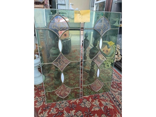Lot 78 - duo glas in lood panelen - groen met beige/goud - afbeelding 1 van  2