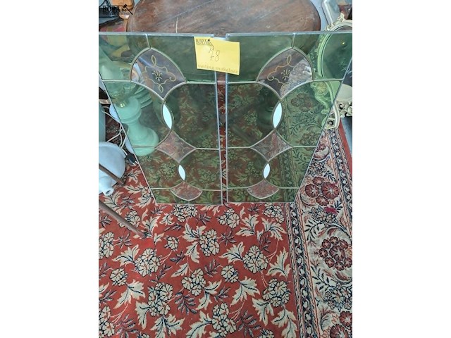 Lot 78 - duo glas in lood panelen - groen met beige/goud - afbeelding 2 van  2