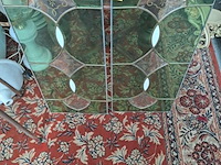 Lot 78 - duo glas in lood panelen - groen met beige/goud - afbeelding 2 van  2