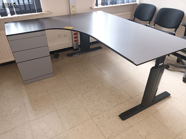 Lot 78 - hoekbureau met ladeblok - afbeelding 1 van  3