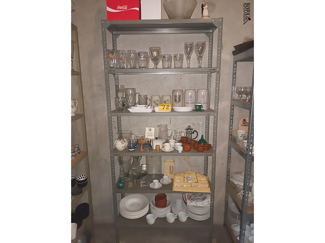Lot 78 - keukengerei en huisraad. inhoud rek - afbeelding 1 van  6