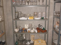 Lot 78 - keukengerei en huisraad. inhoud rek - afbeelding 1 van  6