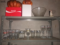 Lot 78 - keukengerei en huisraad. inhoud rek - afbeelding 2 van  6