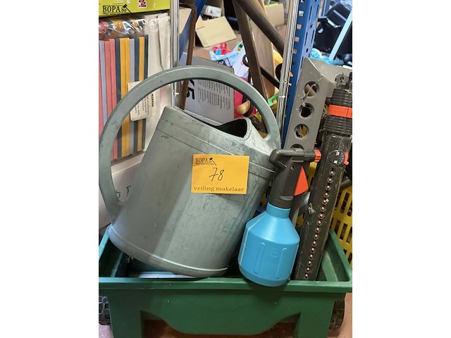 Lot 78 - lot tuingereedschap: gieter, sproeier, strooiwagen gardena - afbeelding 1 van  2