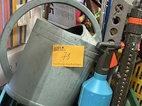 Lot 78 - lot tuingereedschap: gieter, sproeier, strooiwagen gardena - afbeelding 1 van  2