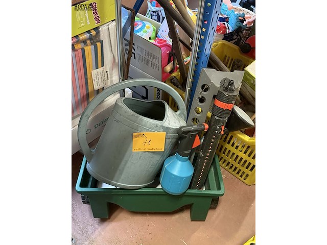 Lot 78 - lot tuingereedschap: gieter, sproeier, strooiwagen gardena - afbeelding 2 van  2