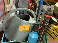 Lot 78 - lot tuingereedschap: gieter, sproeier, strooiwagen gardena - afbeelding 2 van  2