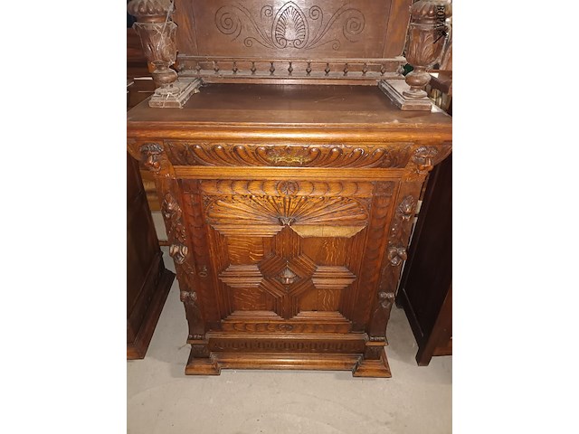 Lot 78 - mechelse buffetkast - afbeelding 2 van  3