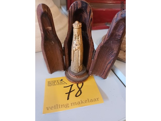Lot 78 - miniatuur houtsnijwerk maria - afbeelding 1 van  3