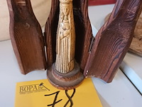 Lot 78 - miniatuur houtsnijwerk maria - afbeelding 1 van  3
