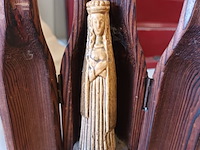 Lot 78 - miniatuur houtsnijwerk maria - afbeelding 2 van  3