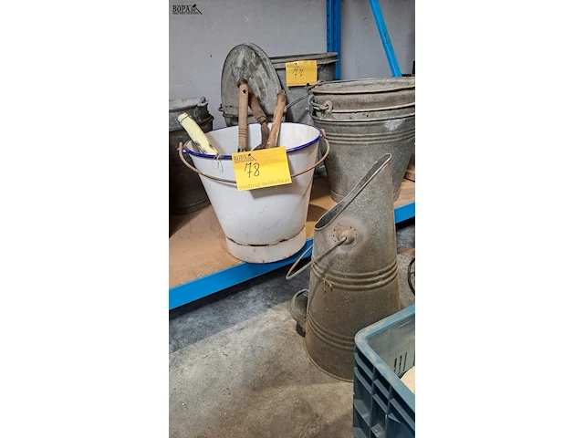 Lot 78 - oude emaillen emmer en zinken koolemmer met diversen - 6 stu - afbeelding 1 van  3