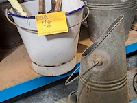 Lot 78 - oude emaillen emmer en zinken koolemmer met diversen - 6 stu