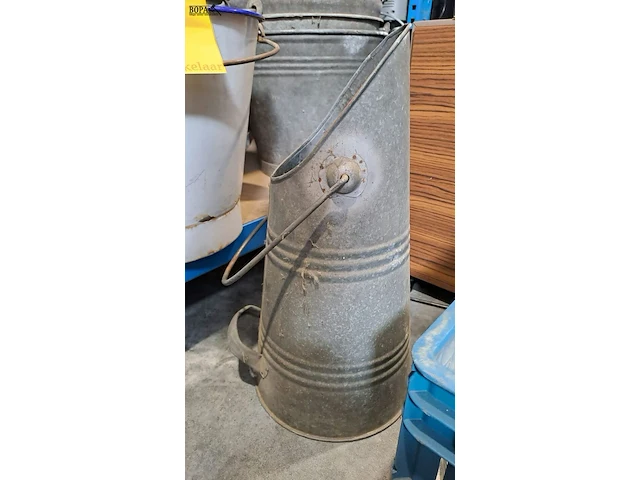 Lot 78 - oude emaillen emmer en zinken koolemmer met diversen - 6 stu - afbeelding 2 van  3