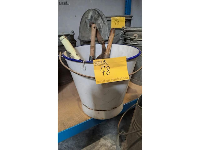 Lot 78 - oude emaillen emmer en zinken koolemmer met diversen - 6 stu - afbeelding 3 van  3