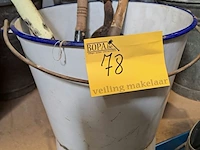 Lot 78 - oude emaillen emmer en zinken koolemmer met diversen - 6 stu - afbeelding 3 van  3