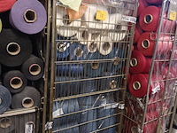 Lot 78 - rolcontainer met bobijnen garen - afbeelding 1 van  4