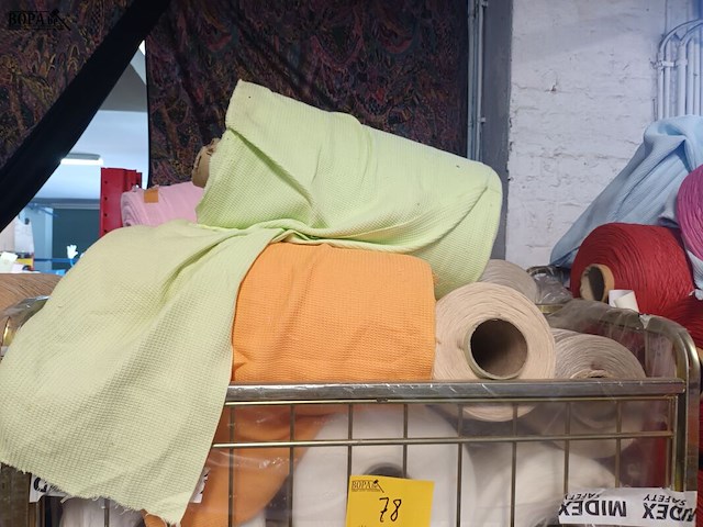 Lot 78 - rolcontainer met bobijnen garen - afbeelding 2 van  4