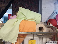 Lot 78 - rolcontainer met bobijnen garen - afbeelding 2 van  4
