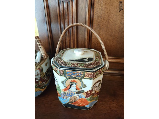 Lot 78 - satsuma theekan en suikerpot - afbeelding 2 van  5