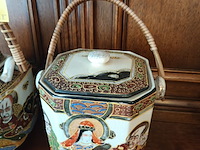Lot 78 - satsuma theekan en suikerpot - afbeelding 2 van  5