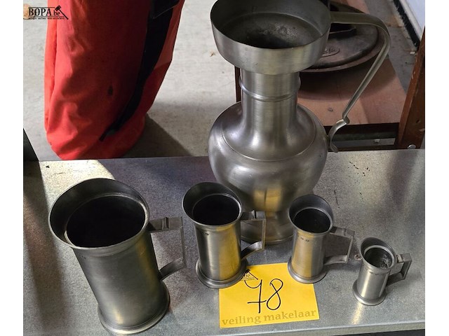 Lot 78 - vintage tinnen tankard en set tinnen vloeistofmaten - afbeelding 1 van  3