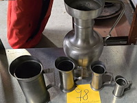 Lot 78 - vintage tinnen tankard en set tinnen vloeistofmaten - afbeelding 1 van  3