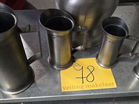 Lot 78 - vintage tinnen tankard en set tinnen vloeistofmaten - afbeelding 2 van  3