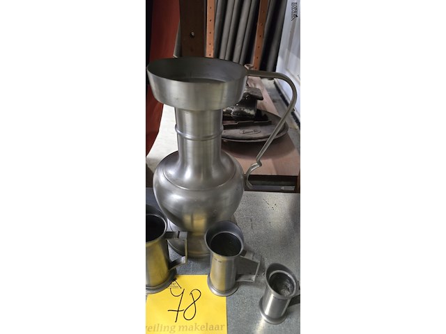 Lot 78 - vintage tinnen tankard en set tinnen vloeistofmaten - afbeelding 3 van  3