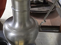 Lot 78 - vintage tinnen tankard en set tinnen vloeistofmaten - afbeelding 3 van  3